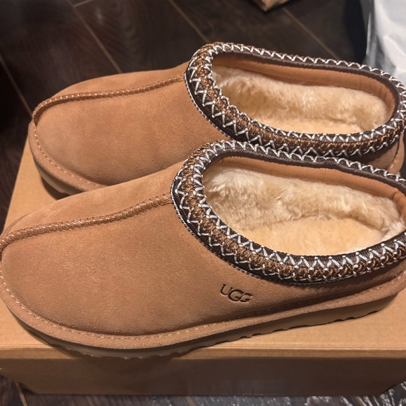 UGG Shoes - UGG chestnut Tasmans